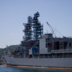 点検整備中の護衛艦